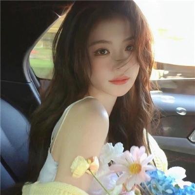 玻璃橱窗中的姑娘